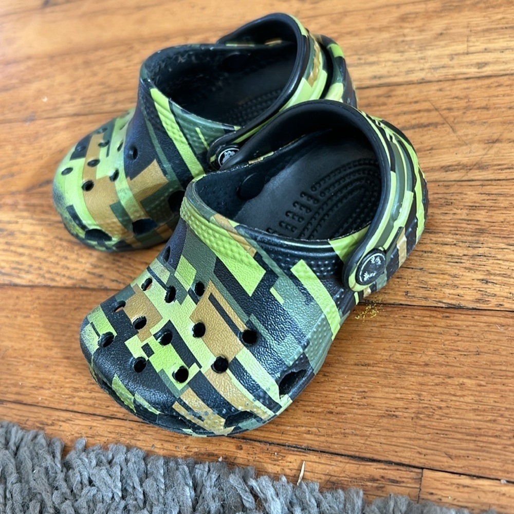 CROCS TODDLER CLASSIC DIGI CAMO CLOGS Size 2